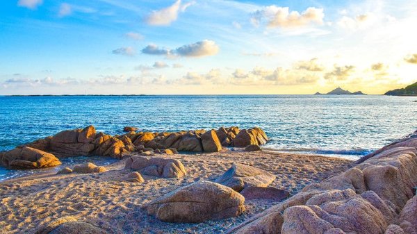 Top 10 raisons de partir en camping en Corse cet été